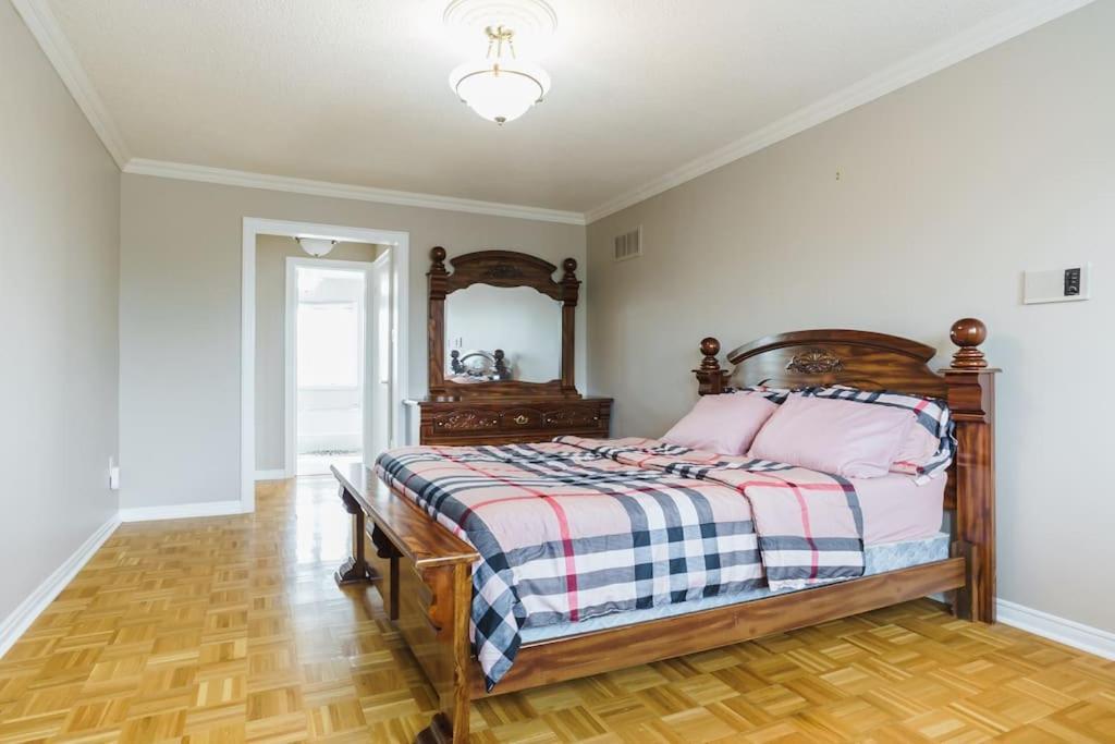 Beautiful Home 4 Bed, 3 Bath, Garage, Backyard! Mississauga Exterior photo
