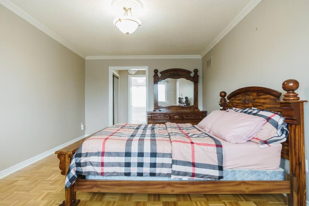 Beautiful Home 4 Bed, 3 Bath, Garage, Backyard! Mississauga Exterior photo